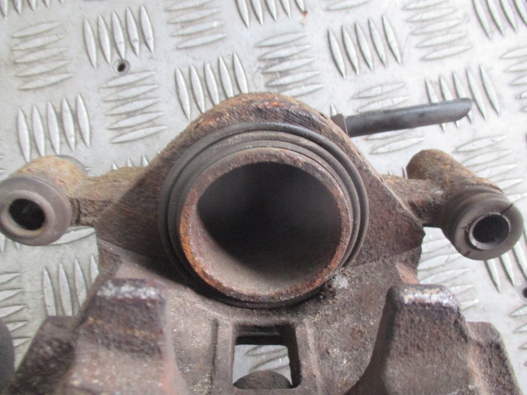 фото №9, Суппорт правый перед corolla verso ii 04-08r