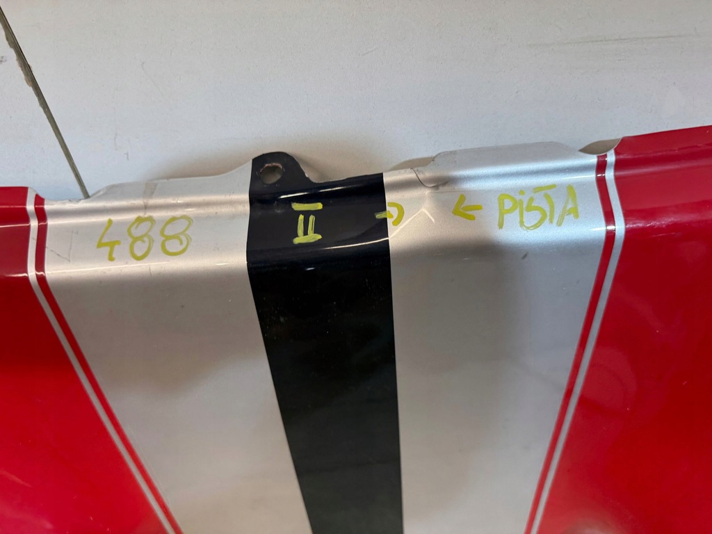 фото №6, Ferrari 488 pista впуск /ветровик капот / крышки передней