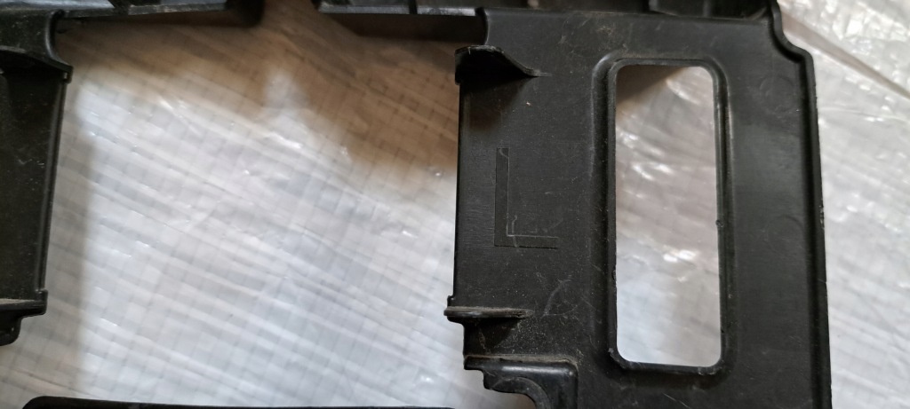 Mazda 3 кронштейн  бампера передній праві bckn-502a1 Зі Шроту