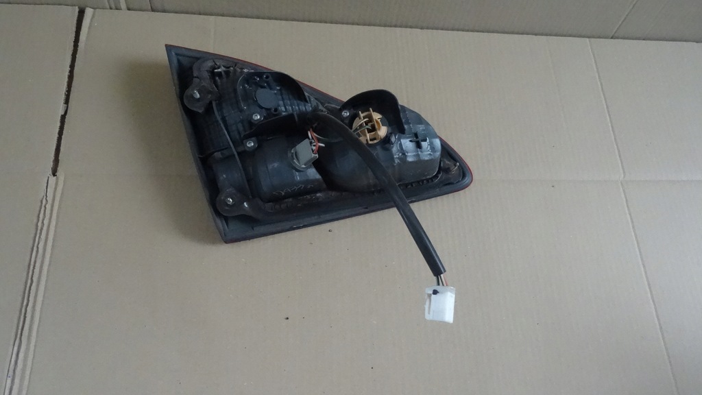 фото №4, Toyota avensis verso t22 лампа крышки правый задняя