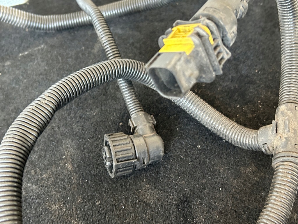 Жгут трубопровод между zbiornikami топлива daf xf 106 1949343 1949351 в Украине