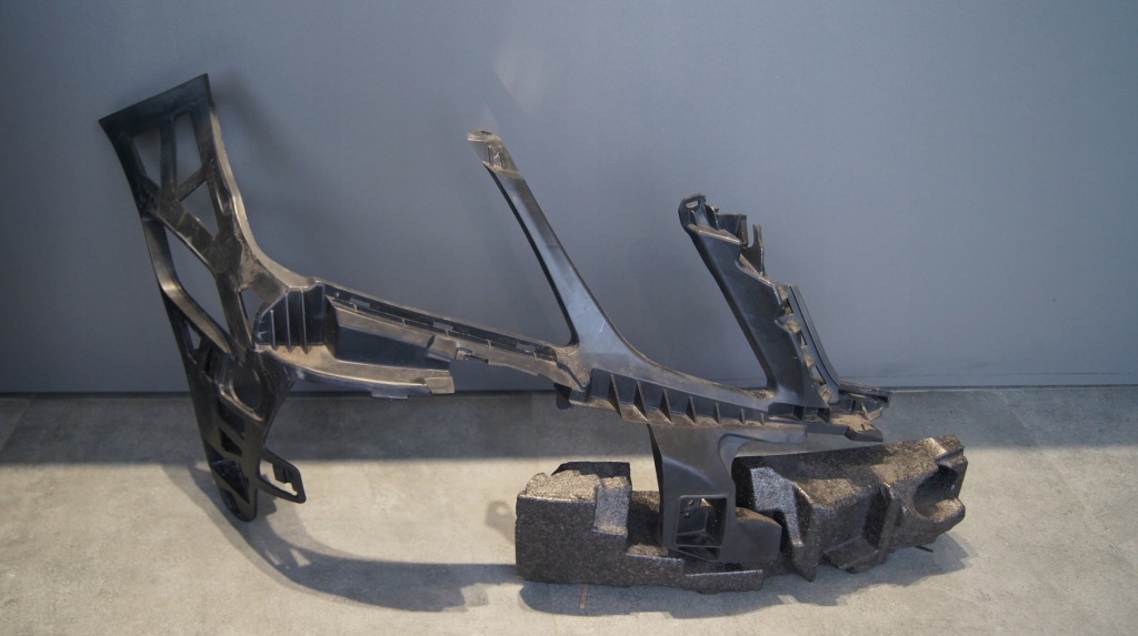 фото №1, Напрямна бампера mercedes e-klasa 212 amg правий