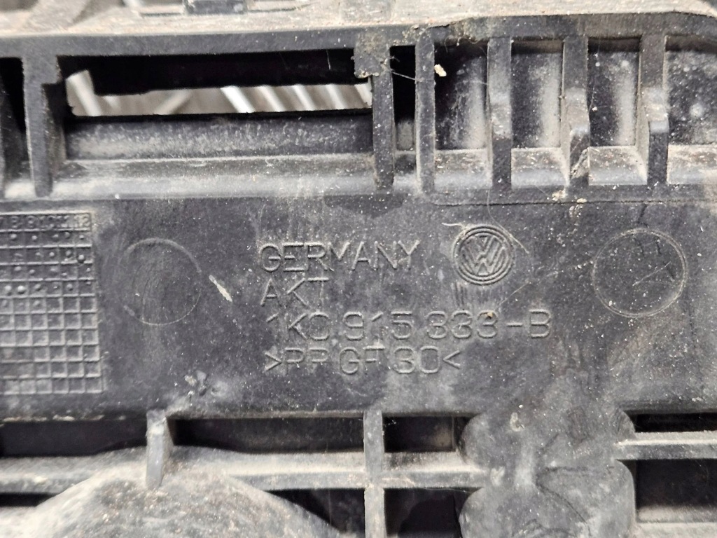 фото №6, Volkswagen passat b6 2006 основание / корпус аккумулятор