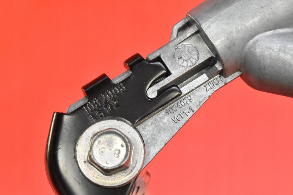 Купити Натягувач кліпса поперечина лівий перед 1004532-05-e tesla model s 12-20