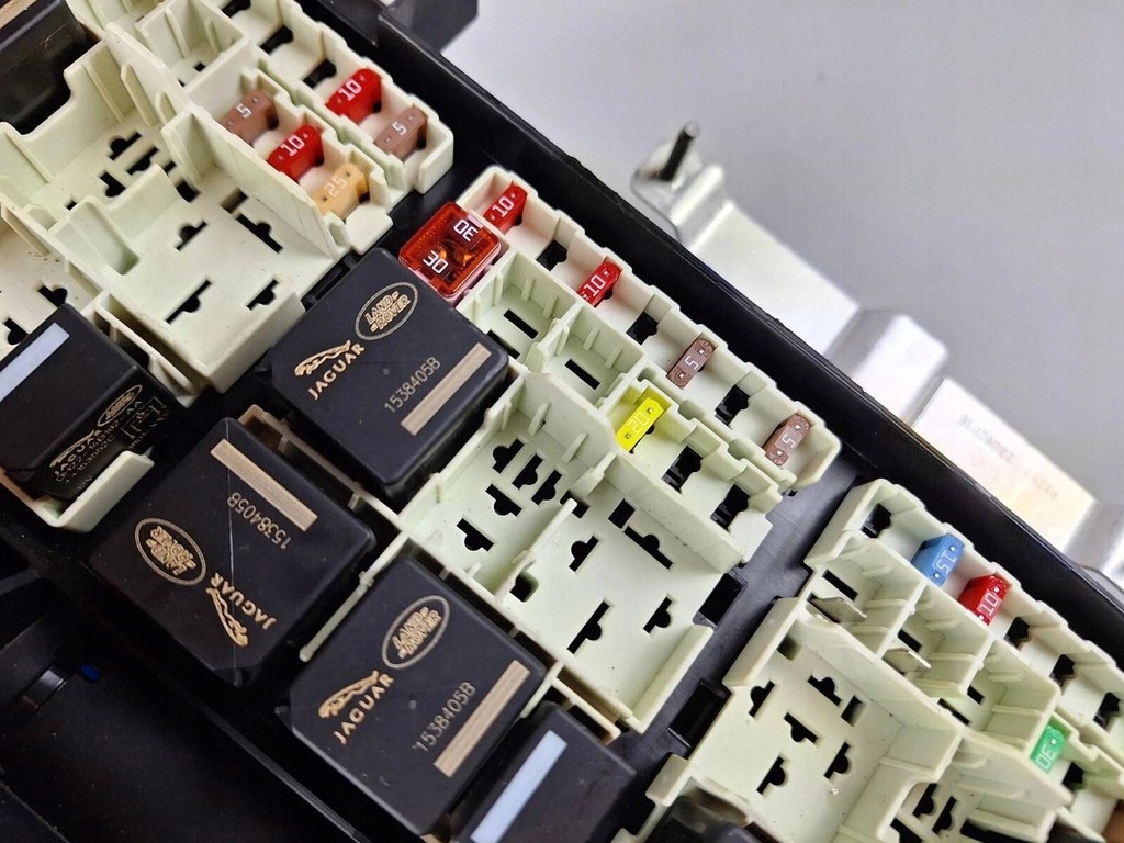 фото №12, Jaguar xe 2016 рамка / модуль предохранителей