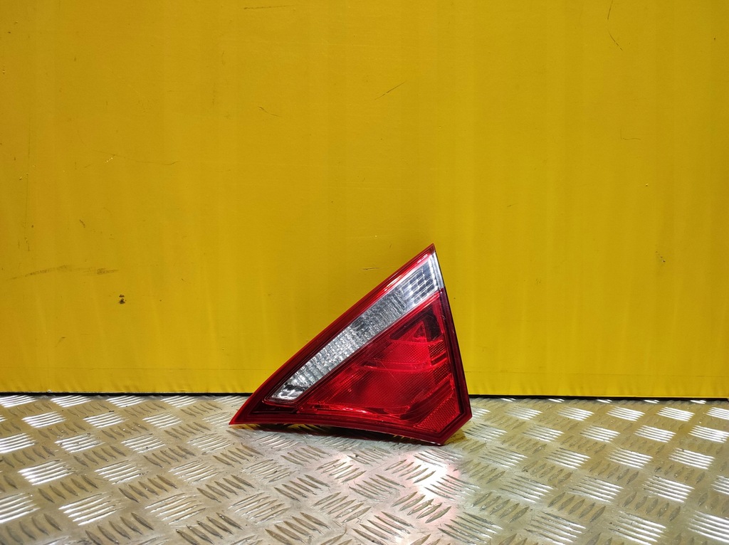 фото №1, Toyota camry 2016- лампа крышки задняя правая usa