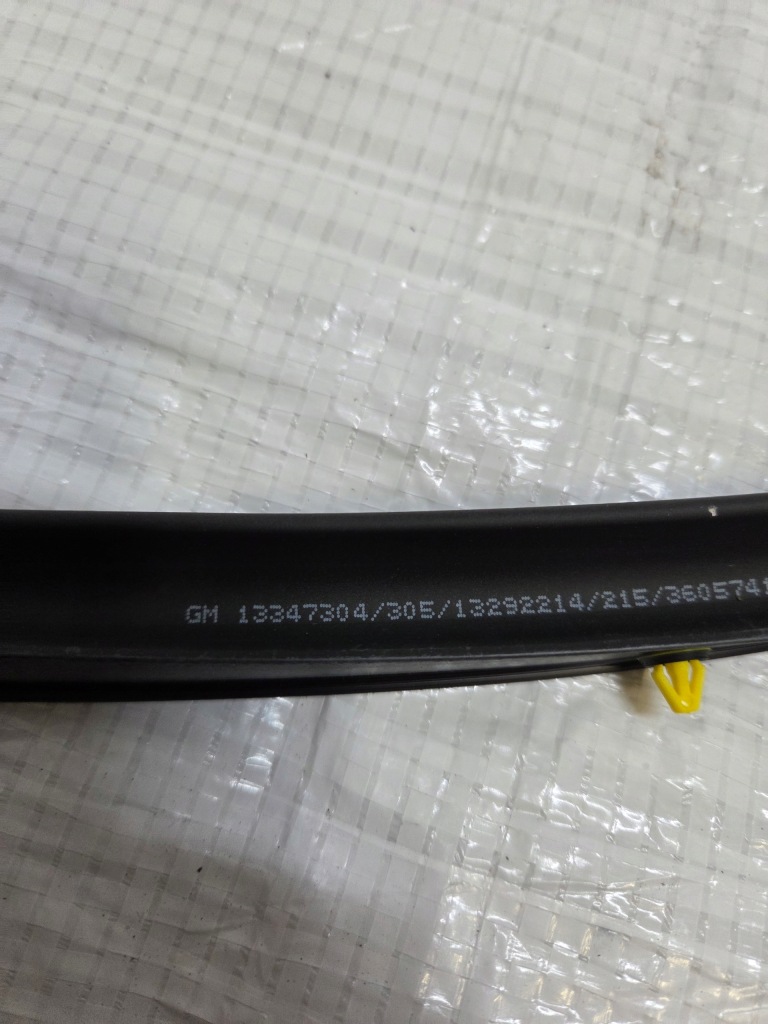 Уплотнитель  порога  правая opel astra j iv 13347305 новая оригинал Недорого