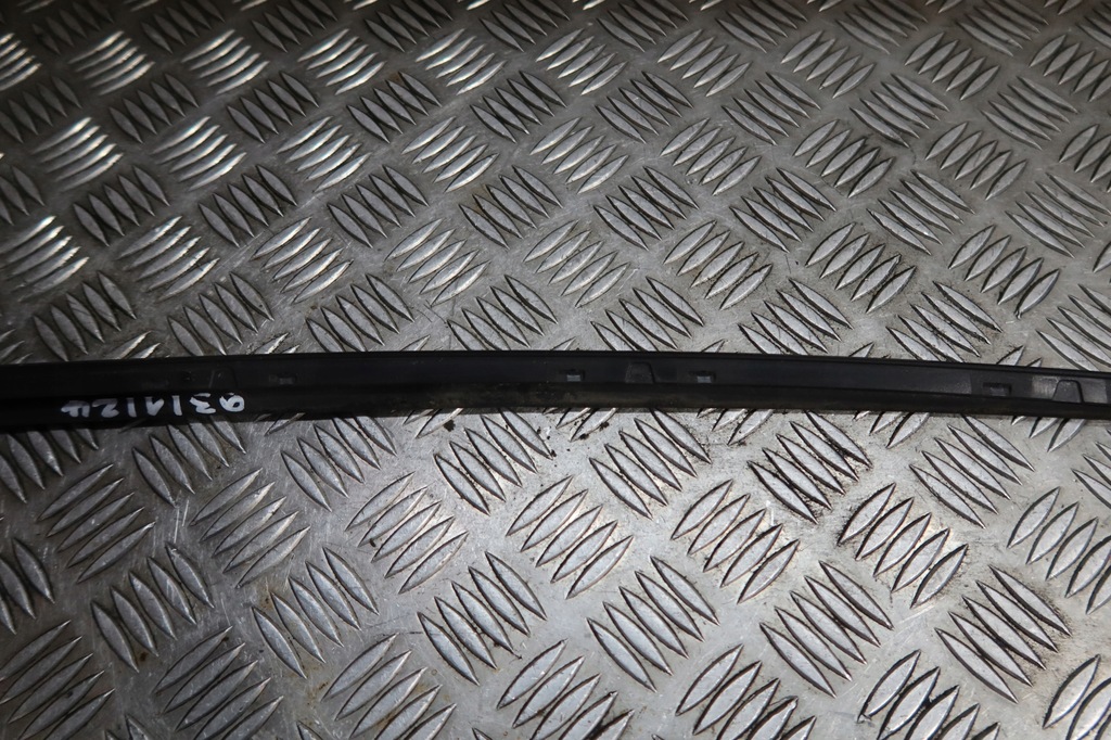 фото №8, Молдинг стекло лобовое левая audi a4 b8