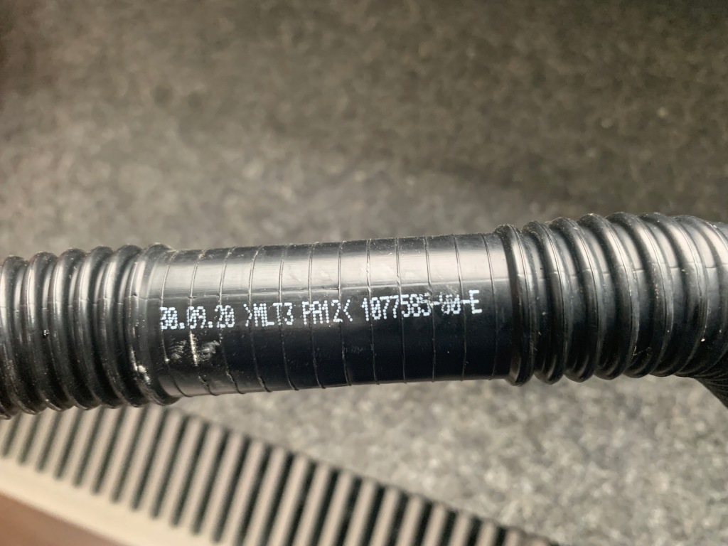 Tesla model y 3 рестайлінг  шланг патрубок радіатора трубка води 1077585-00-e оригінал в Україні