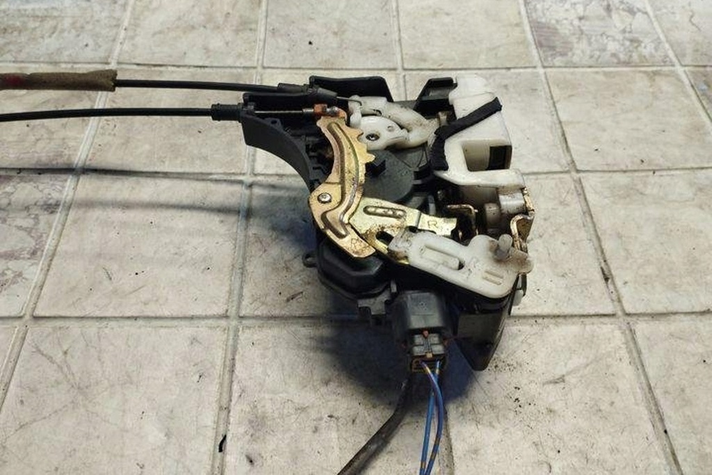 фото №7, Замок задних правых дверь mitsubishi grandis na_w 05913 2.0l дизель