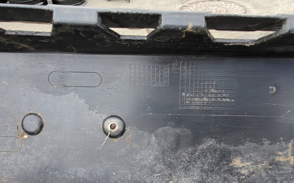 Бампер передній перед кронштейн  peugeot 207 рестайлінг  оригінальний номер чорний в Україні