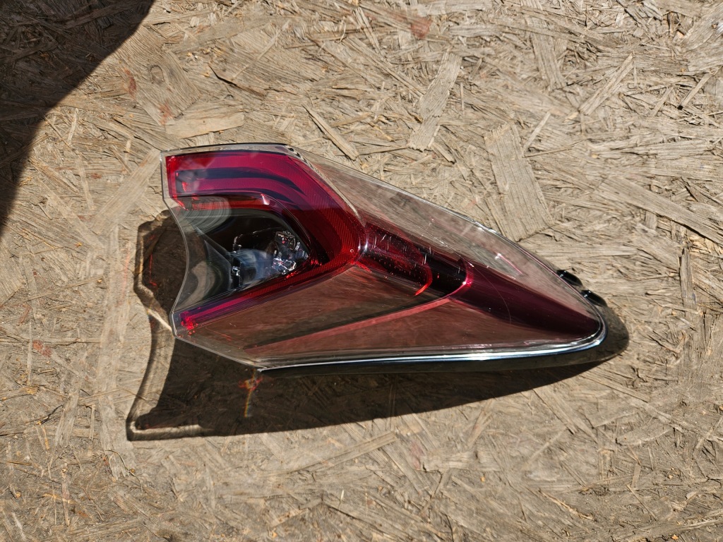 фото №2, Toyota оригинальный номер 81560-f4031 chr лампа led