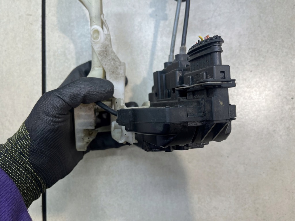 фото №4, Замок дверь правый перед 4pin hyundai sonata iv v6 3.3 813203k010