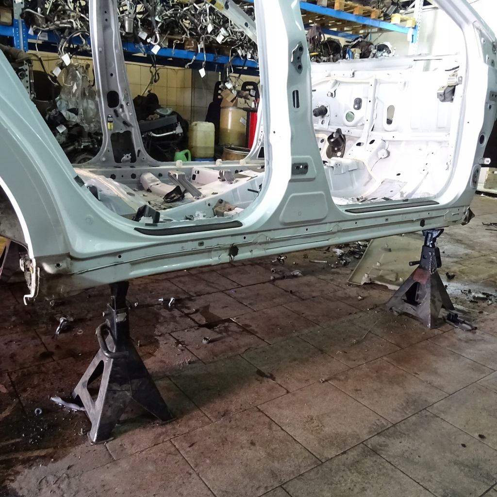 фото №1, Toyota avensis t27 kombi порог правый 040