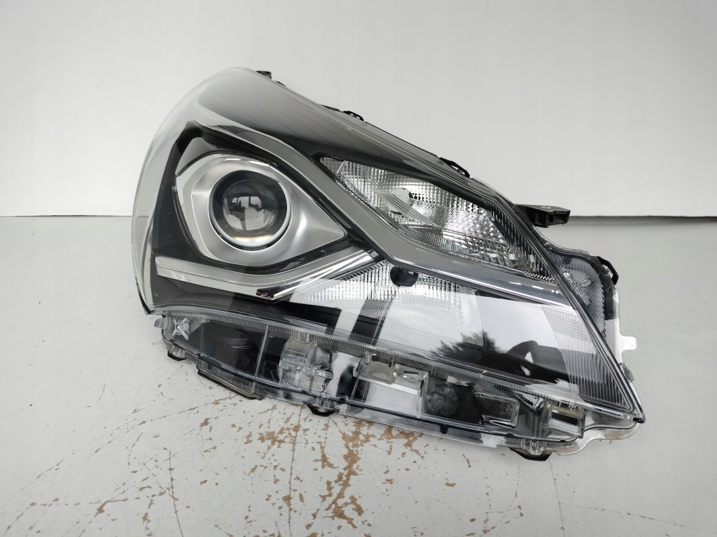 фото №1, Лампа правая фара toyota yaris iii 17- lift