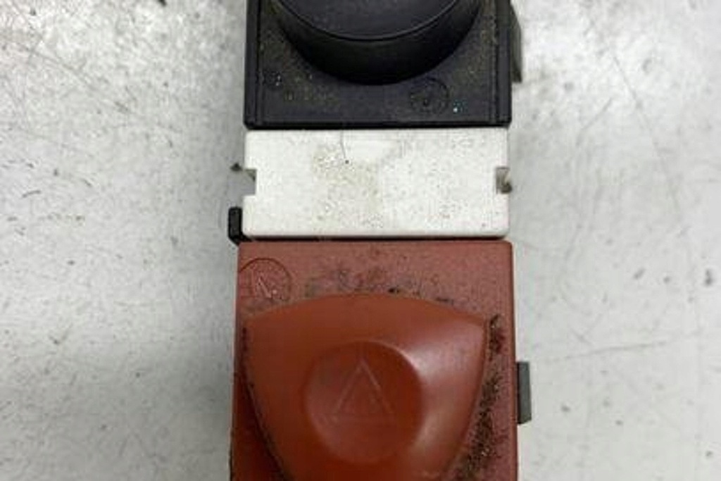 фото №1, Кнопка аварийных renault grand scénic ii jm0/1_ 8200407415 1.5l дизель