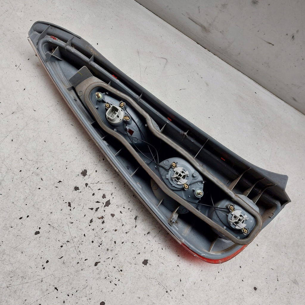 фото №6, Toyota yaris verso лампа правая задняя eu