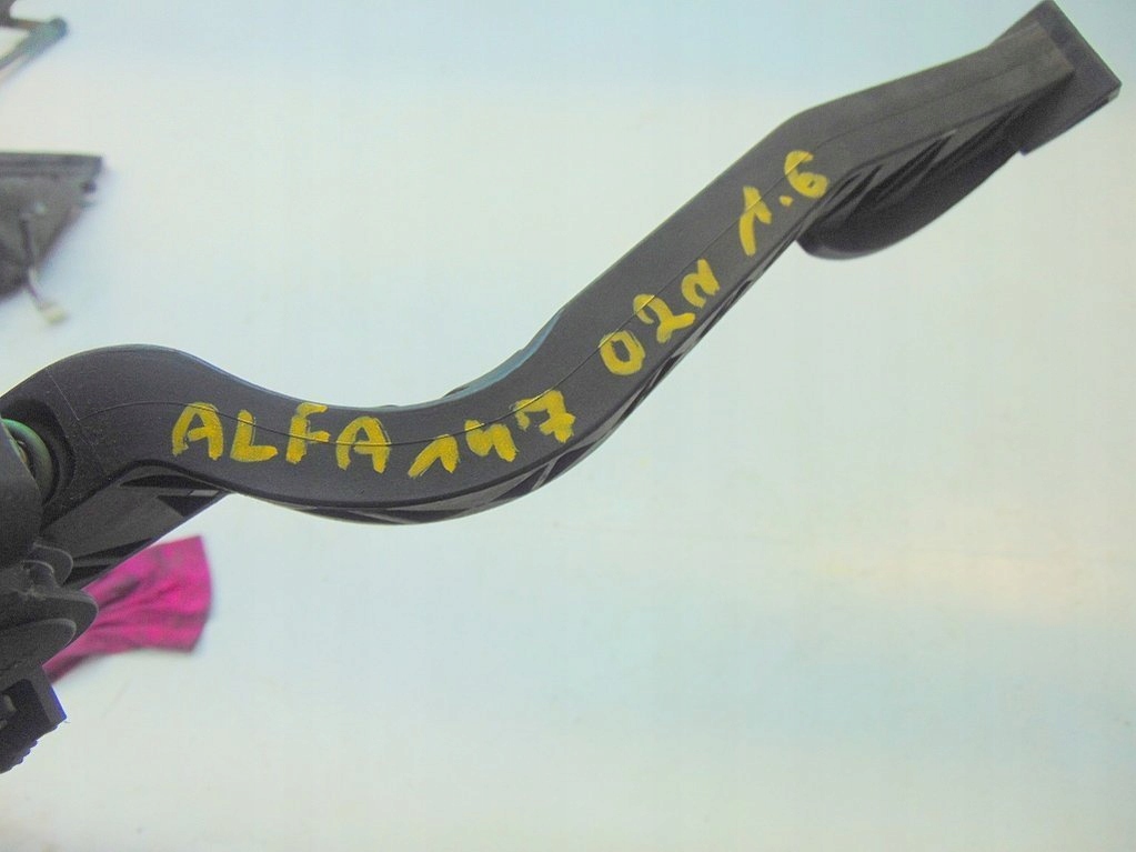 фото №9, Alfa romeo 147 1.6 02r - педаль газа 0281002380