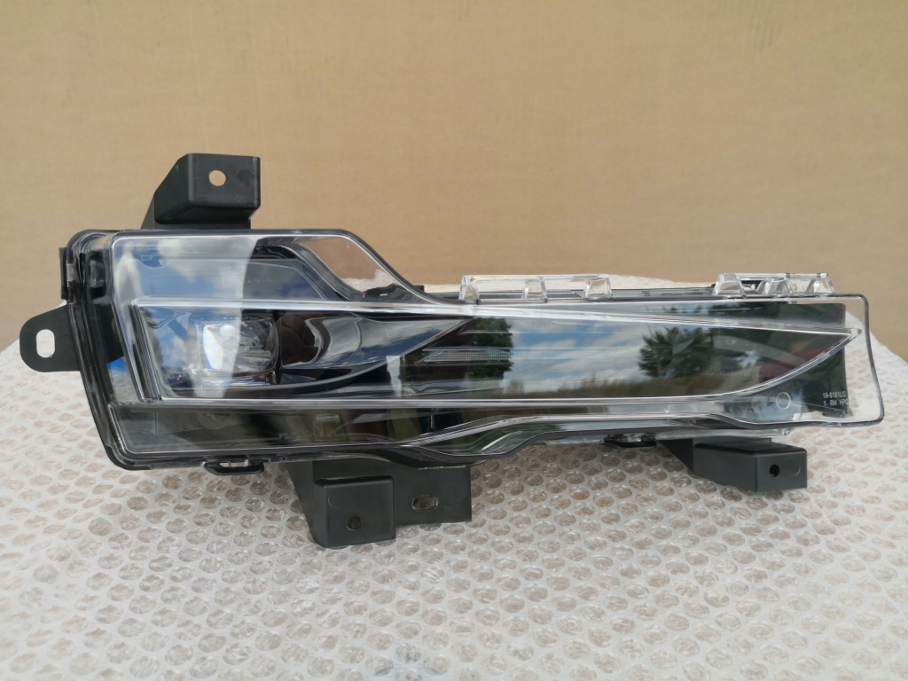 Купити Tesla model 3 рестайлінг  y 21- протитуманна фара led правий b.ładny