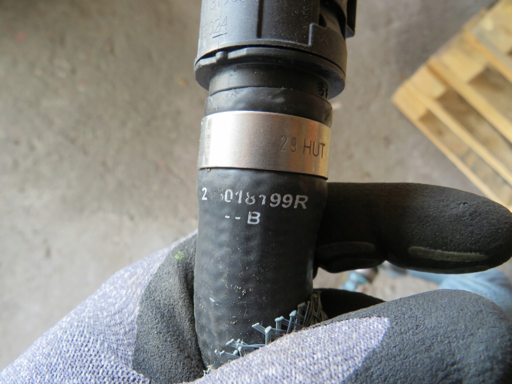 Пабтрубок  воды renault 215018199r Цена