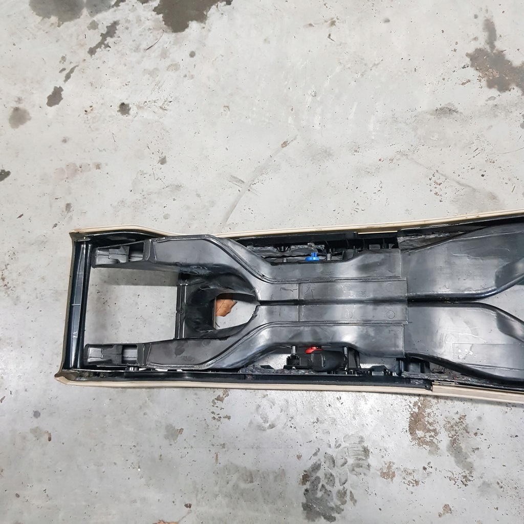 фото №12, Панель средний туннель корпус кремовый audi a8 d3