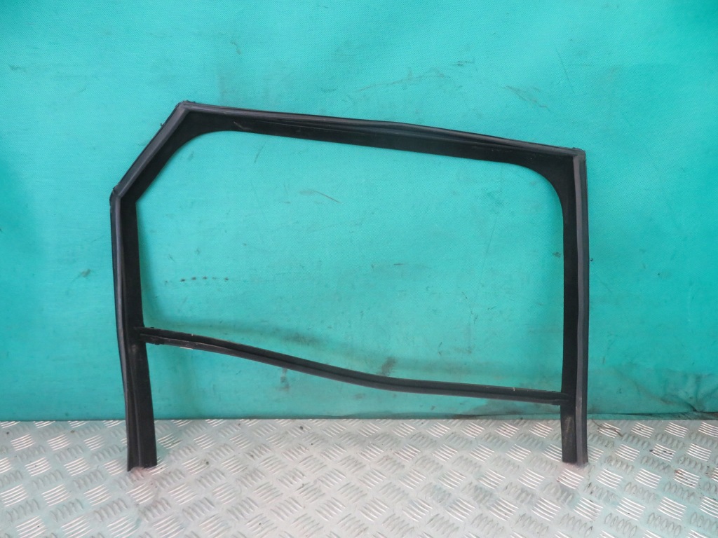 фото №1, Прокладка стекло правый задняя land rover range rover velar l560 22r