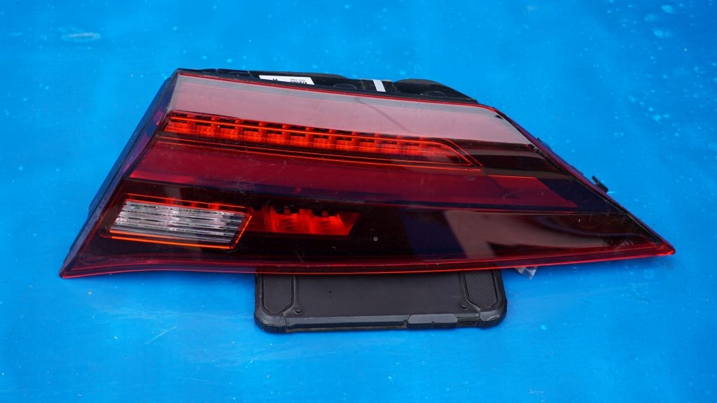 фото №1, Bmw 1 f40 - правая задняя лампа w крышка