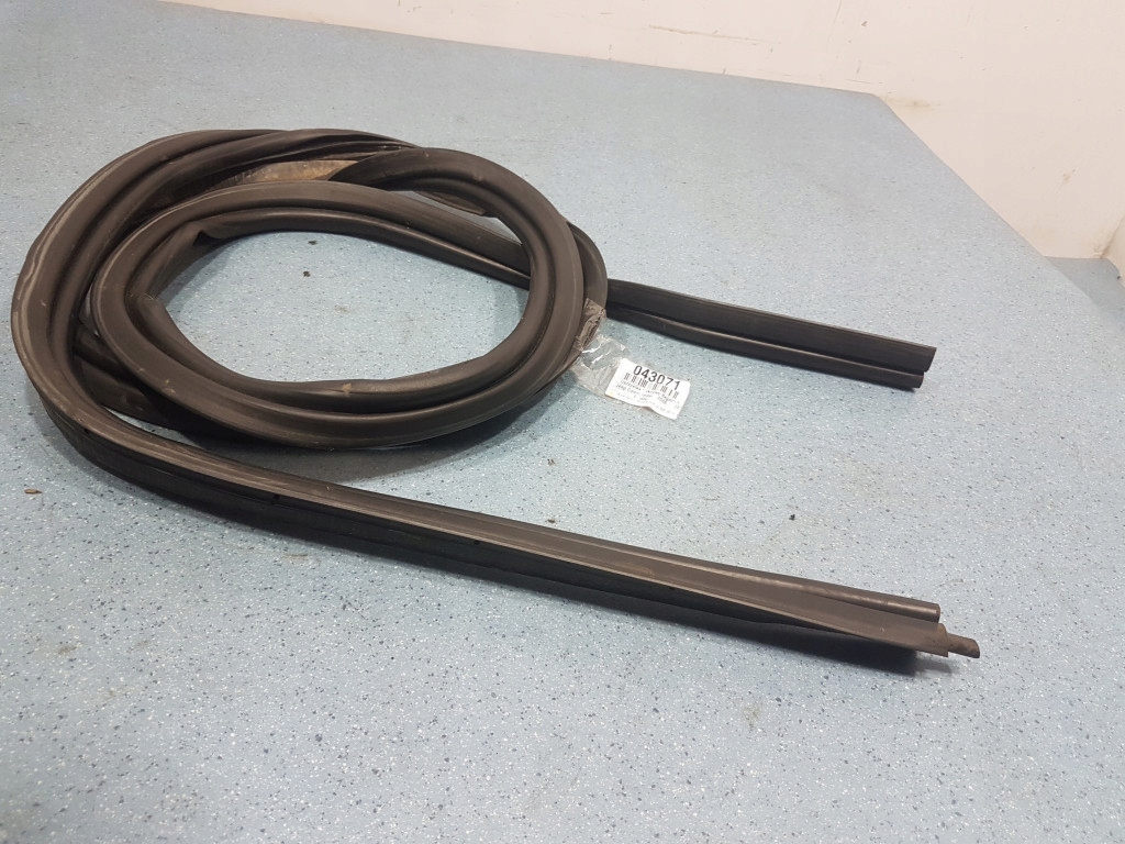 фото №2, Jeep commander прокладка багажника