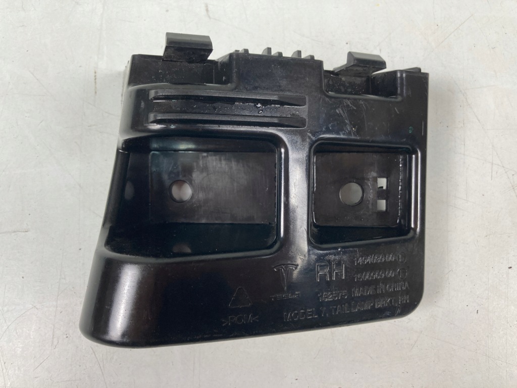 Купити Напрямна кронштейн бампера правий задня 1494039-00 tesla model y 22r