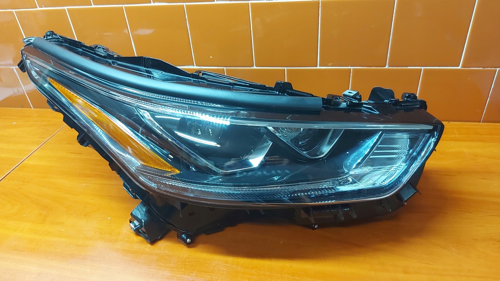 фото №1, Фара лампа права правий перед toyota highlander iv 20-