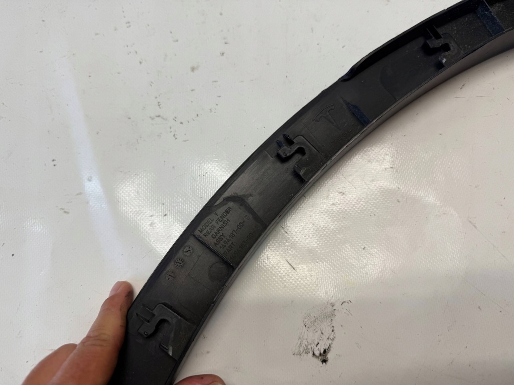 Tesla model y молдинг крыла правая задний  задняя 1494187-00-b Недорого
