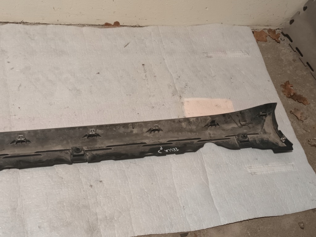 Молдинг поріг права tesla model 3 поріг правий Ціна