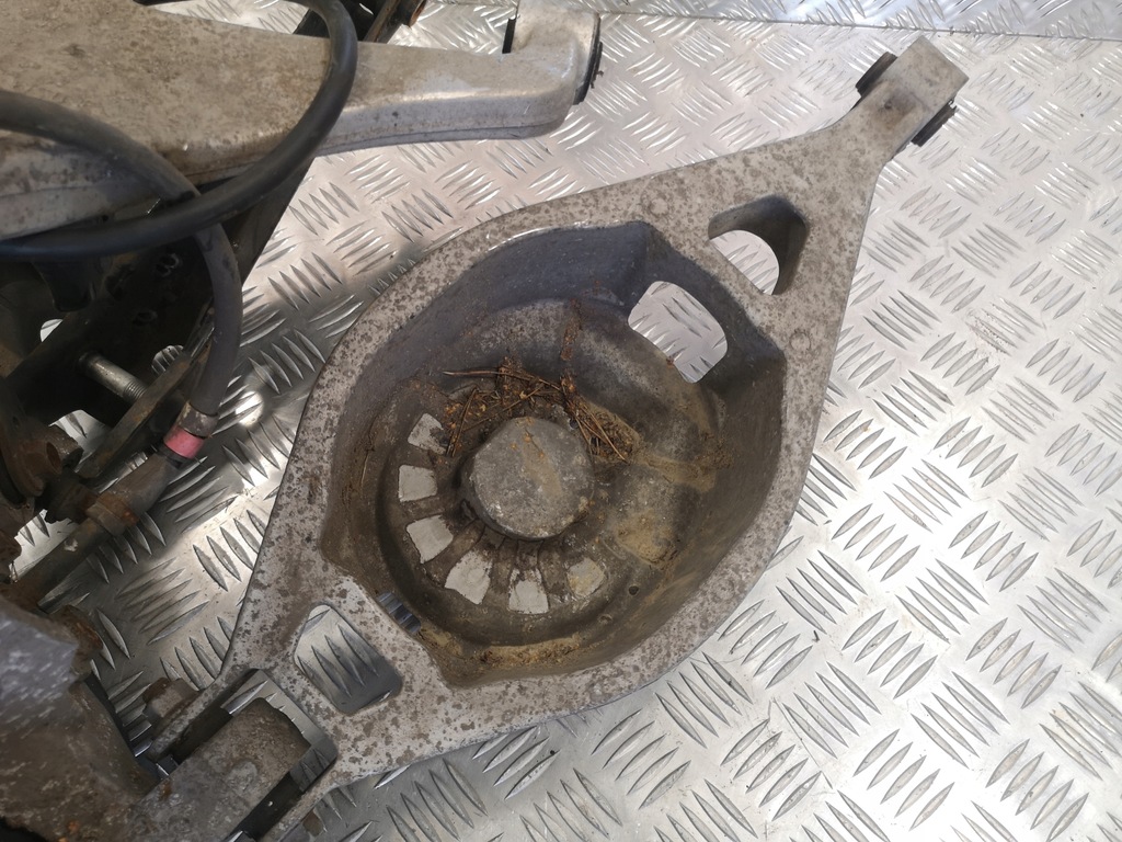 фото №4, Поворотный кулак подвеска левый задняя infiniti ex30d ex