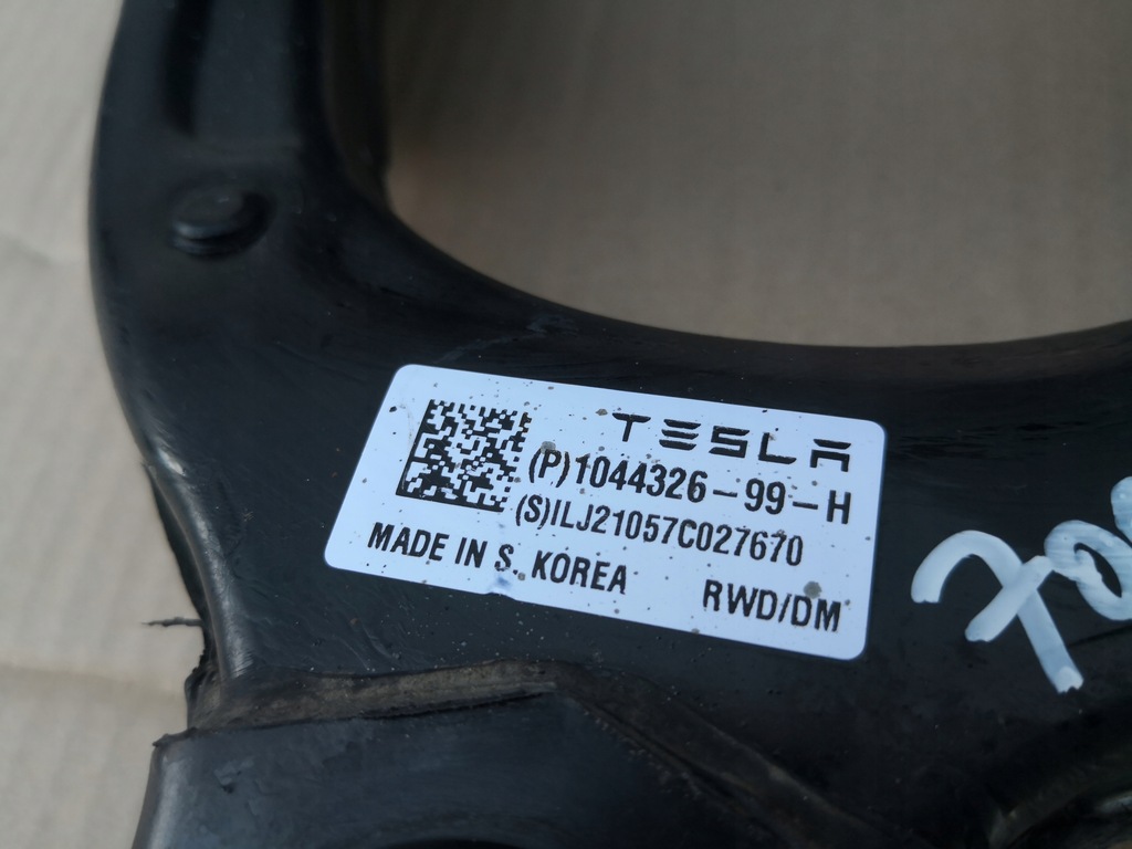 фото №8, Tesla 3 важіль передній верхній правий + підпора підрамник