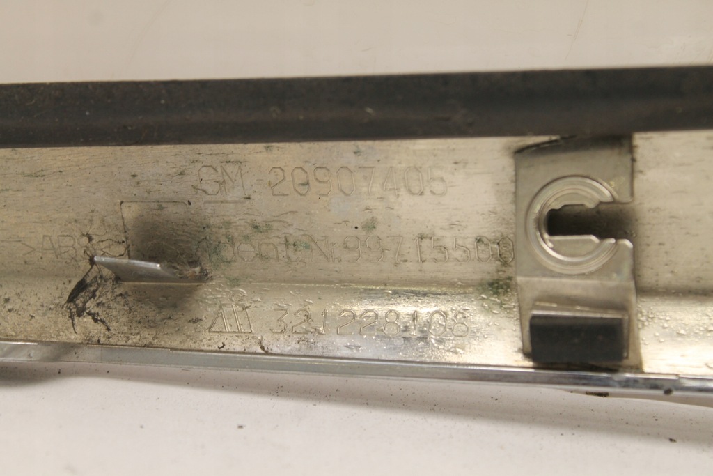 фото №11, Opel zafira iii c 11r- накладка крышки багажника задняя