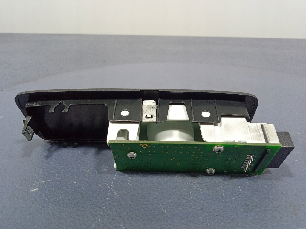 фото №7, Vw touareg ii 7p лампа потолочный задняя левая czarna 7p6947291t