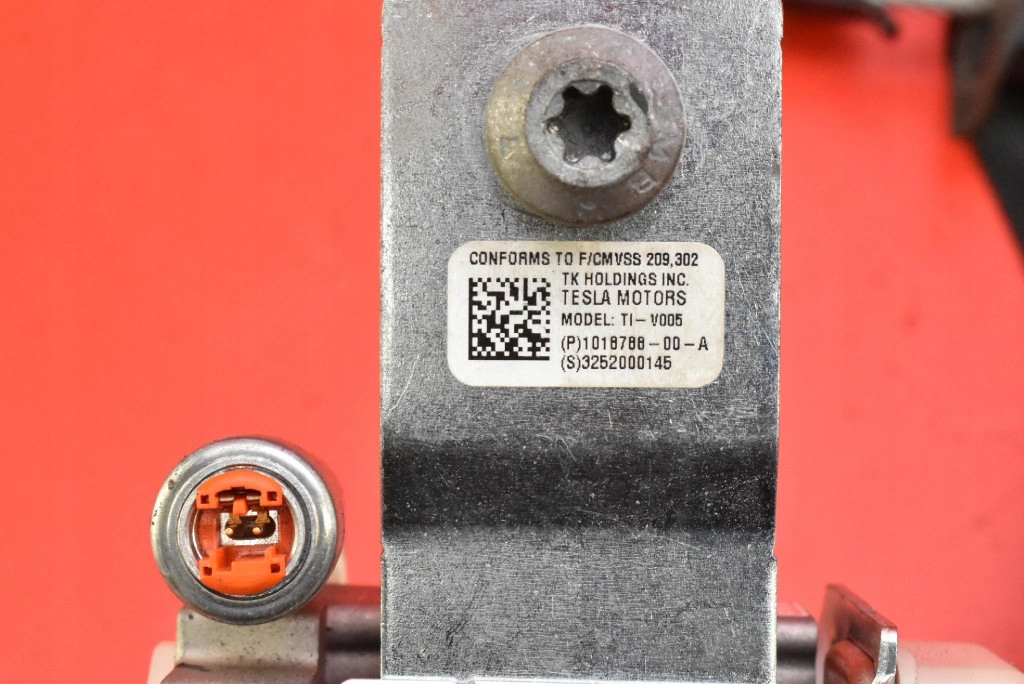 Ремінь безпеки правий перед натягувач європа  1018788-00-a tesla model s 12-20 Недорого