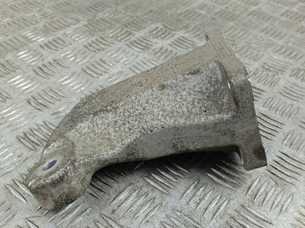 Купити 2020 ssangyong musso кронштейн двигуна r6712231604