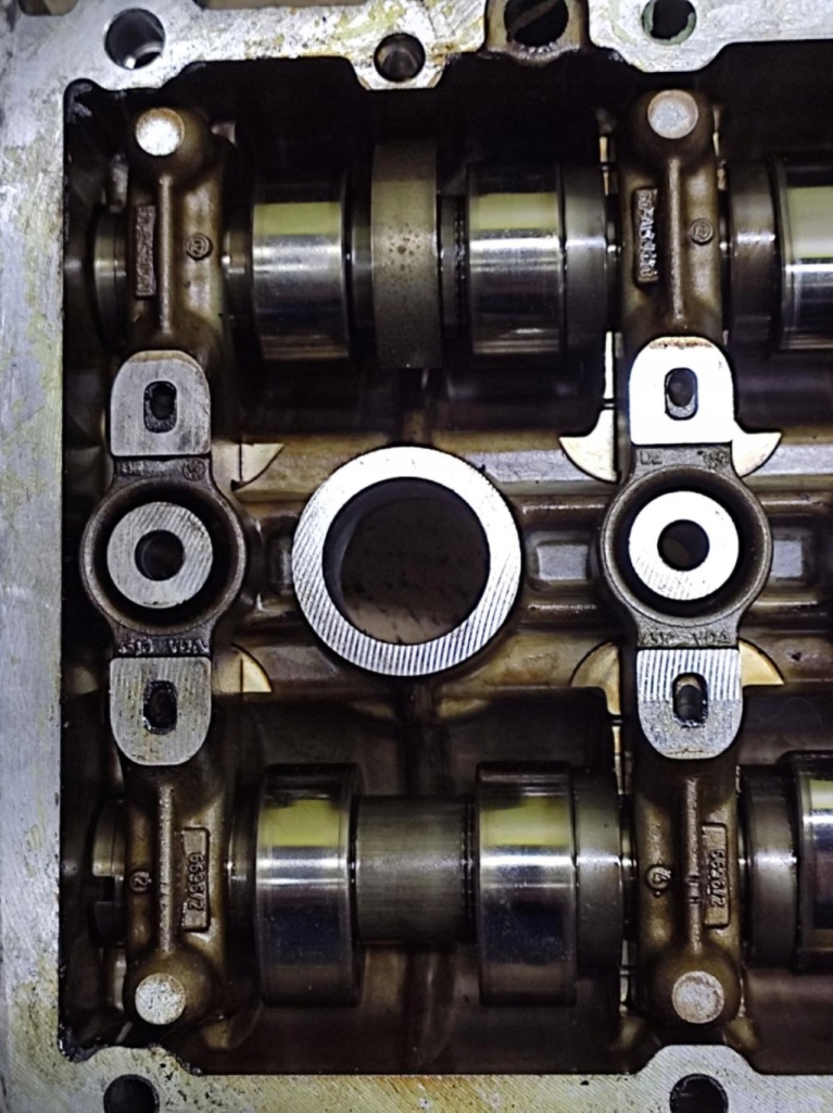 Skoda fabia 1 1.2 крышка клапанов валы 03e103475h с Разборки