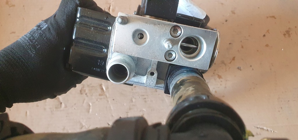 Кронштейн пабтрубок  насос вакуум peugeot 208 ii электрик 9835028580 9803504280 с Разборки