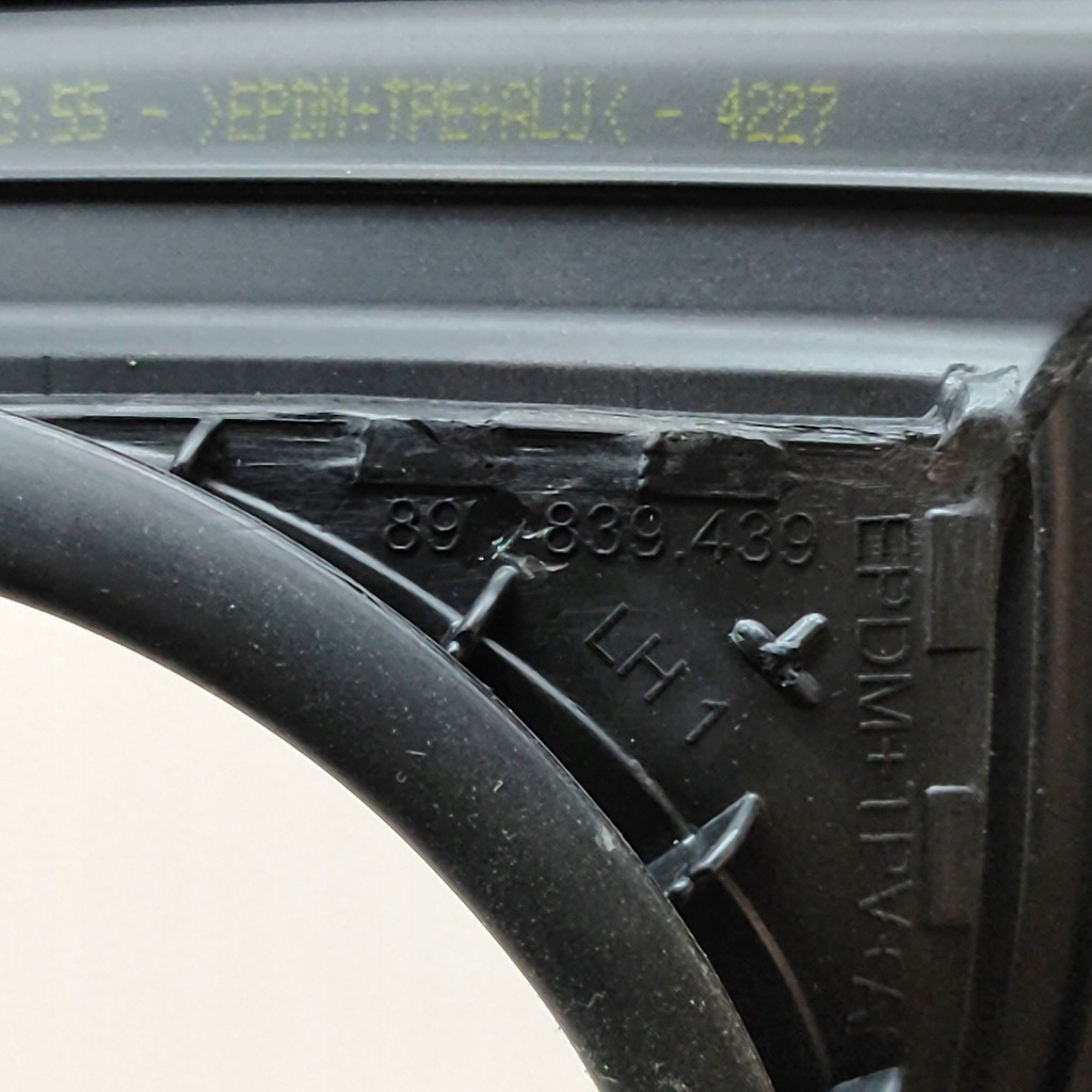 фото №6, Audi q4 sportback e-tron 2022 левая сторона резиновый прокладка дверь задних