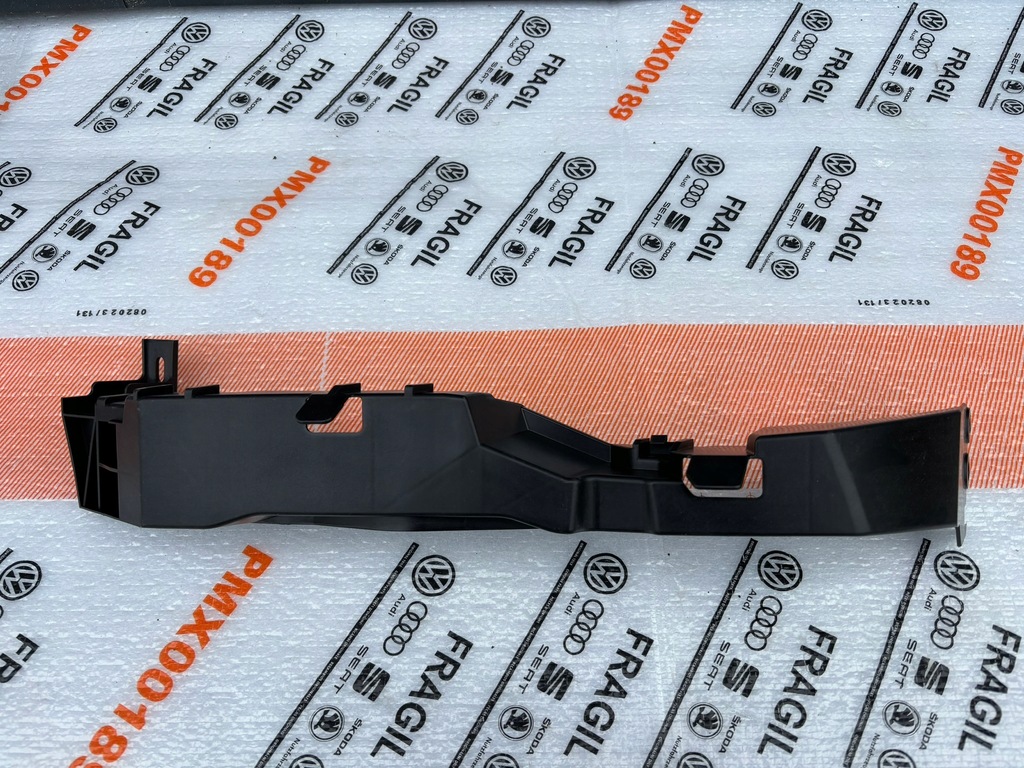 фото №1, Направляющая лампы левый mazda mx30