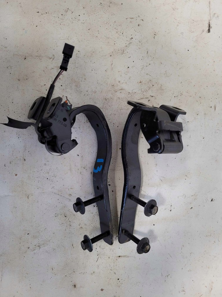 фото №1, Петлі кришки лівий + правий bmw i3