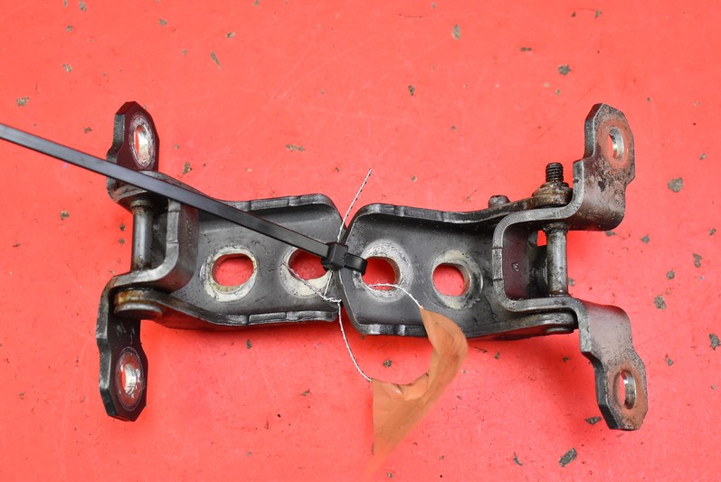 фото №1, Петля петли дверь левый перед renault laguna 3 iii 07-11