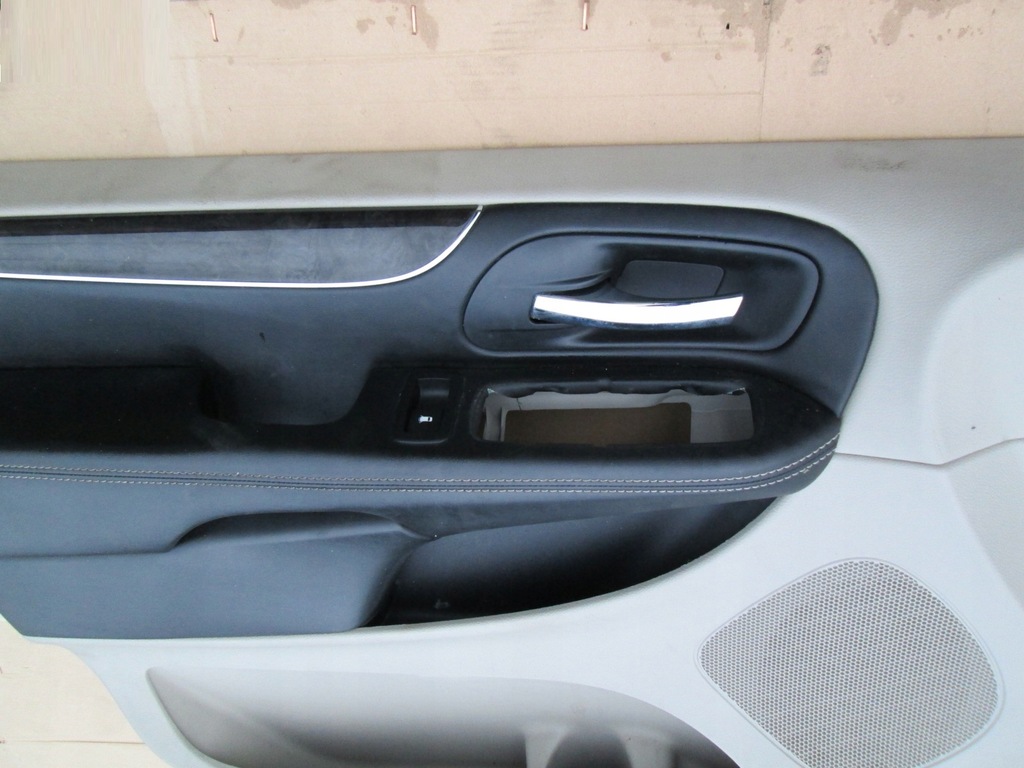 фото №10, Chrysler town country 11 обшивка w дверь левый перед передний siwy бежевый