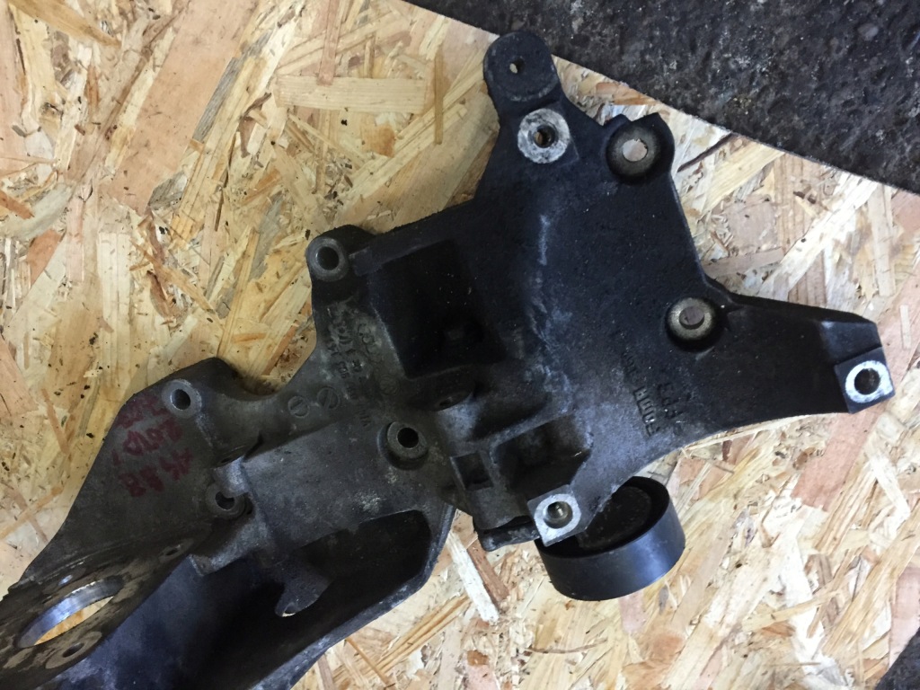 Audi оригінальний номер 03l903143d кронштейн кронштейн Недорого