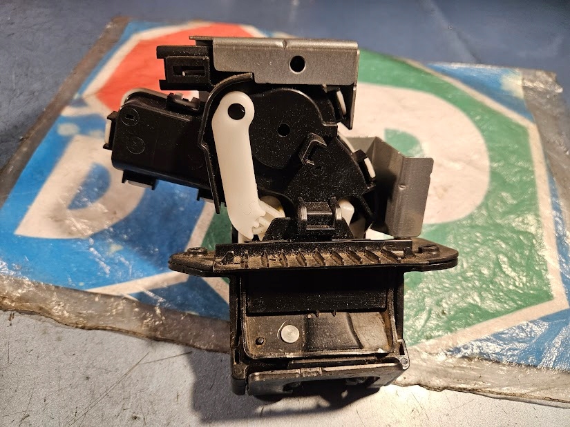 фото №4, Задний замок крышки багажника mazda 2 ii