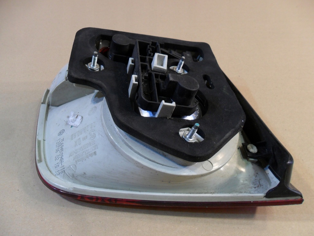 фото №12, Vw touareg правая задняя лампа крышки 7l6945094h