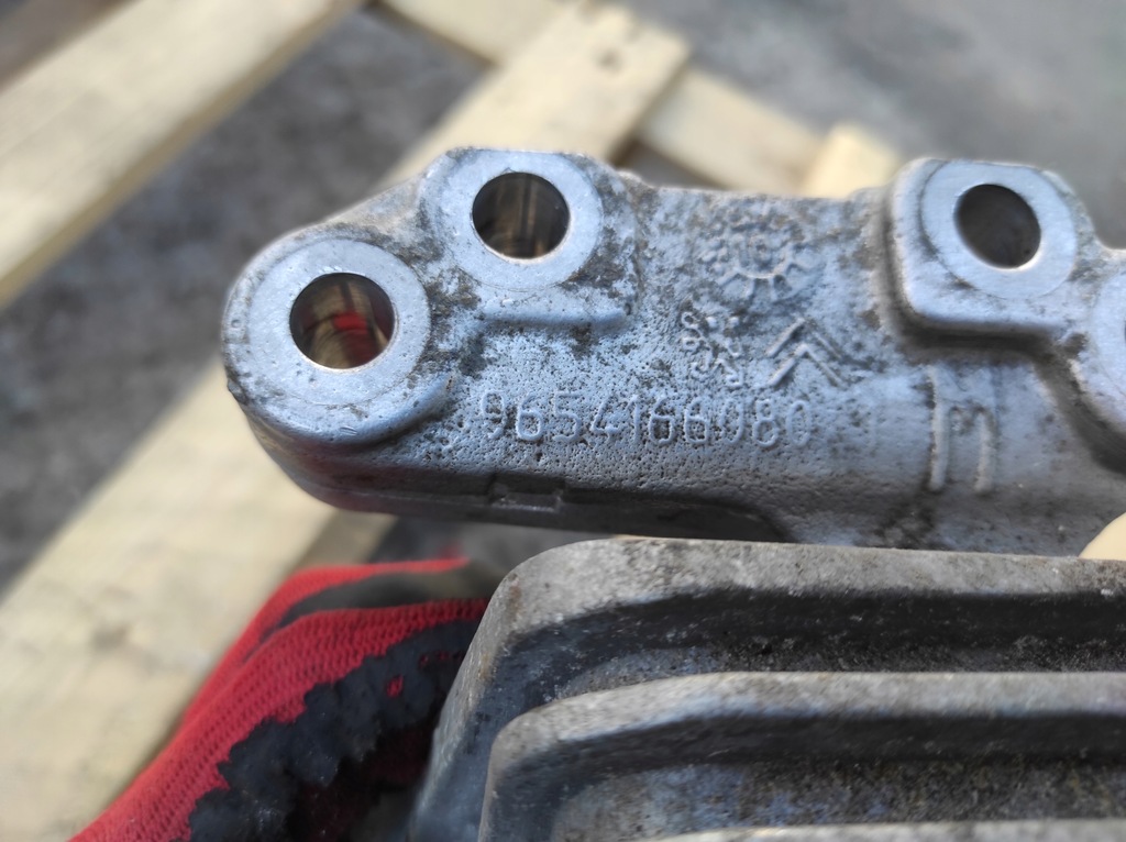 фото №5, Кронштейн подушка двигуна citroen peugeot 1.4 vti 9654166080