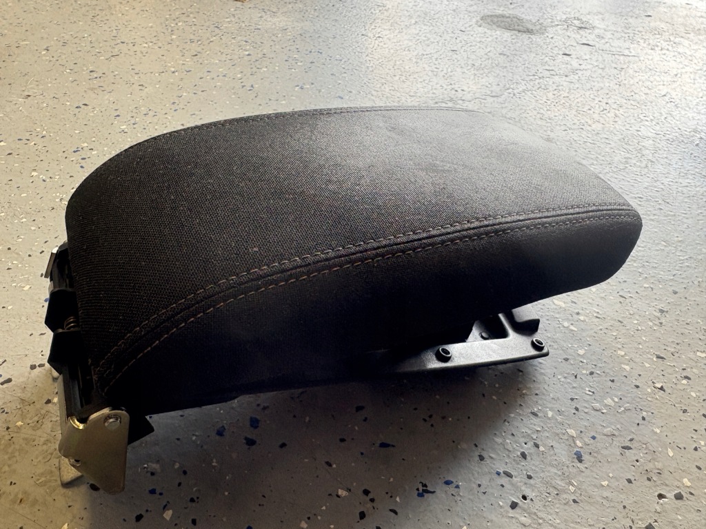 Купити Peugeot 308 ii kombi підлокітник 1799672xzd